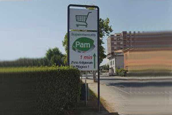 Affisione a lato strada indicante come raggiungere un supermercato