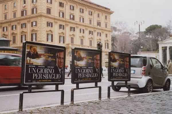 Una serie di affissioni parapedonali poste su una via