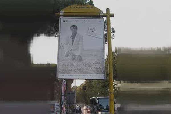 Un affissione posta alla fermata degli autobus
