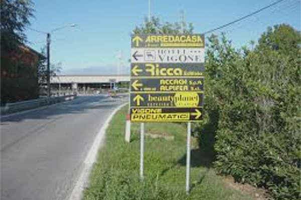 Frecce indicatorie poste sul ciglio di una strada