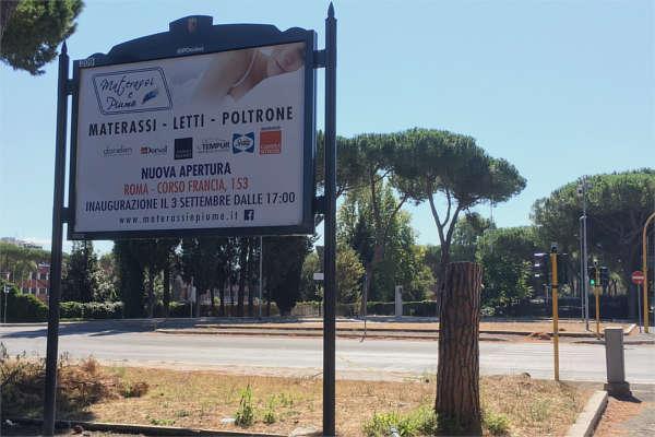 Poster pubblicitario posto ad un incrocio